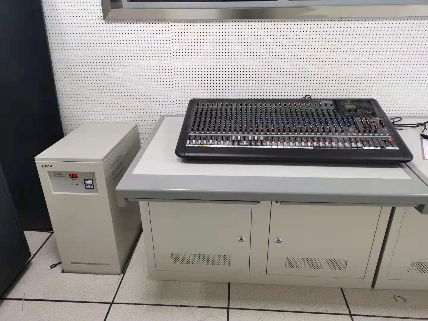 金中报告厅操作台.jpg